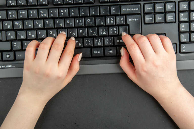 Comment utiliser correctement un clavier ergonomique pour réduire la tension du poignet