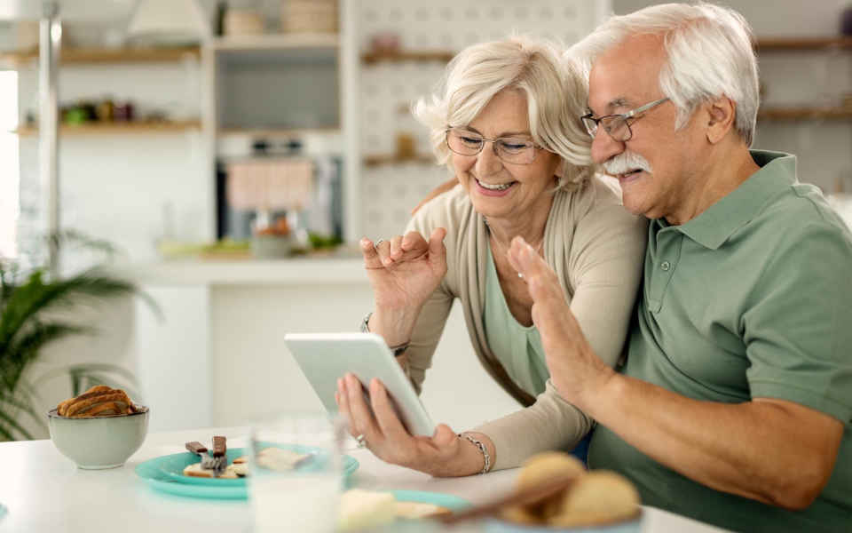 Les tablettes peuvent-elles aider les personnes âgées à rester connectées avec leur famille et leurs amis